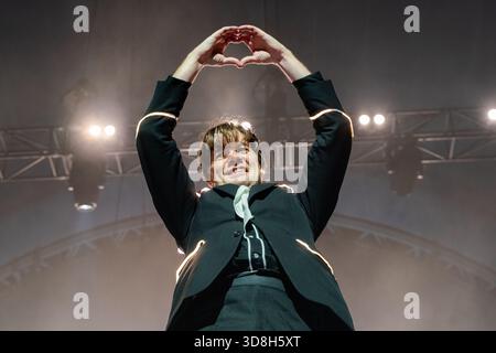 Londra, Regno Unito. 29 novembre 2025. Pelle Almqvist (per Almqvist) degli alveari visti esibirsi sul palco del Palazzo di Alessandra. Il tour mondiale "Forever Forever the Hives" si è svolto all'Alexandra Palace di Londra. I membri della band sono Vigilante Carlstroem, pelle Almqvist, Johan Gustafsson, Christian Grahn e Nicholaus Arson crediti: SOPA Images Limited/Alamy Live News Foto Stock