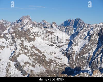 VISTA AEREA. Massiccio degli Écrins visto da ovest con barre des Écrins a sinistra (4102 m) e Ailefroide (3954 m). St-Christophe en Oisans, Francia. Foto Stock