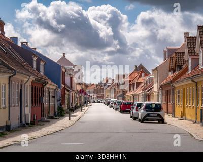 Case storiche in diversi colori lungo Langegade a Kerteminde, con auto parcheggiate, Funen, Danimarca meridionale Foto Stock