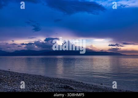 Tramonto sul Golfo di Corinto, nella Grecia centrale, catturato dal villaggio di Skaloma, verso la costa del Peloponneso. Foto Stock