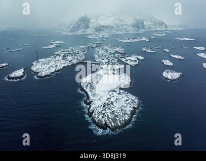 Vista aerea sullo splendido paesaggio invernale di Henningsvaer delle isole Lofoten, Norvegia Foto Stock