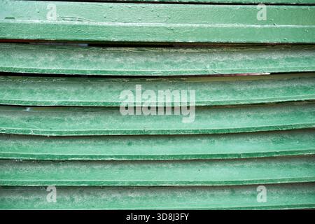 Spranghe in legno verde con un motivo orizzontale astratto e una trama ruvida, ideali per l'uso su sfondo Foto Stock