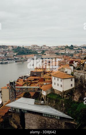 Vista panoramica sul quartiere di Ribeira e sul fiume Douro a Porto, Portogallo Foto Stock