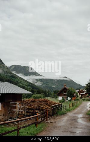 Chalet alpino in legno sotto la cascata nella foresta bavarese Foto Stock