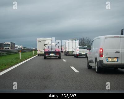 Brescia, Italia 21 novembre 2025 veicoli in coda lungo l'autostrada A21 in Lombardia, Italia durante una giornata invernale piovosa, con conseguente rallentamento del traffico e Foto Stock