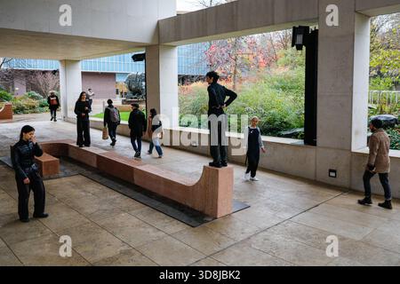Londra, Regno Unito. 1 dicembre 2025. I ballerini creano movimento intorno alle forme dell'opera, i membri del pubblico sono incoraggiati a interagire anche con le sculture. "Monumenti aperti" di Melek Zeynep Bulut, è una nuova installazione pubblica e il London Design Festival Landmark Project nel cortile del Design Museum di Kensington. LDF presenterà i monumenti aperti di Melek Zeynep Bulut al Design Museum dal 1° al 14 dicembre 2025. Crediti: Imageplotter/Alamy Live News Foto Stock