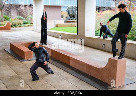 Londra, Regno Unito. 1 dicembre 2025. I ballerini creano movimento intorno alle forme del lavoro. "Monumenti aperti" di Melek Zeynep Bulut, è una nuova installazione pubblica e il London Design Festival Landmark Project nel cortile del Design Museum di Kensington. LDF presenterà i monumenti aperti di Melek Zeynep Bulut al Design Museum dal 1° al 14 dicembre 2025. Crediti: Imageplotter/Alamy Live News Foto Stock