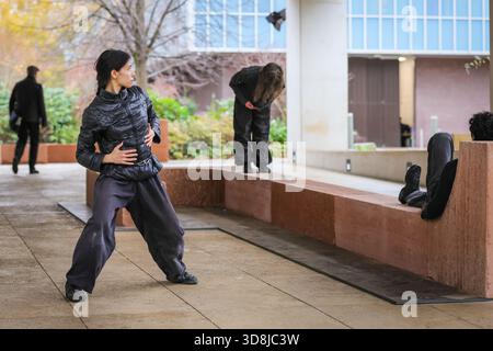 Londra, Regno Unito. 1 dicembre 2025. I ballerini creano movimento intorno alle forme dell'opera, i membri del pubblico sono incoraggiati a interagire anche con le sculture. "Monumenti aperti" di Melek Zeynep Bulut, è una nuova installazione pubblica e il London Design Festival Landmark Project nel cortile del Design Museum di Kensington. LDF presenterà i monumenti aperti di Melek Zeynep Bulut al Design Museum dal 1° al 14 dicembre 2025. Crediti: Imageplotter/Alamy Live News Foto Stock