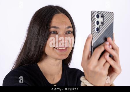 Womanis sta facendo un selfie con il suo smartphone Foto Stock