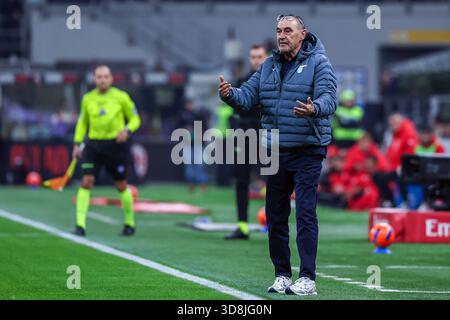 Maurizio Sarri Capo allenatore del SS Lazio reagisce durante la partita di calcio di serie A 2025/26 tra AC Milan e SS Lazio allo Stadio San Siro di Milano Foto Stock