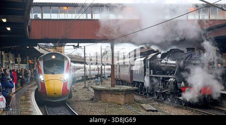 LNER Azuma adiacente a una carta del treno a vapore per appassionati di ferrovie presso la stazione ferroviaria di York, North Yorkshire, Inghilterra settentrionale, Regno Unito Foto Stock