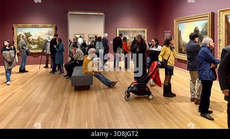 Londra, Regno Unito. 30 novembre 2025. Grandi folle - Turner e Constable: Rivali e originali alla Tate Britain. La prima grande mostra ad esplorare le vite intrecciate e le eredità dei più venerati artisti paesaggisti britannici: JMW Turner (1775-1851) e John Constable (1776-1837). Pittori e personalità radicalmente diverse, ognuna sfidava le convenzioni artistiche del tempo. Crediti: Guy Bell/Alamy Live News Foto Stock