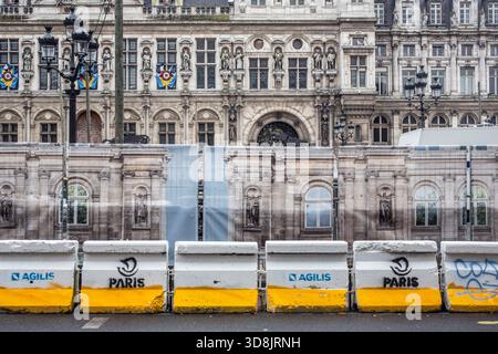 Francia, Parigi, 75, 4° arrondissement, Hotel de Ville, barriere in calcestruzzo erette durante la costruzione del luogo, dicembre 2024. Foto Stock