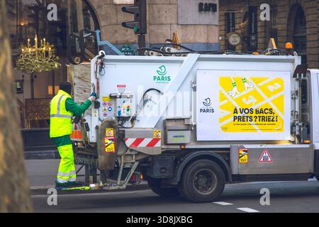 Francia, ile-de-France, Parigi, Garbage Collection, a Parigi Foto Stock