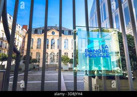 Francia, ile-de-France, Parigi, 6° arrondissement. Rue de Sevres, sede della Banque postale Foto Stock