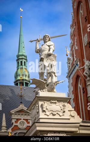 Europa, Lettonia, riga. Chiesa luterana di San Pietro, in primo piano San Michele che uccide il drago Foto Stock