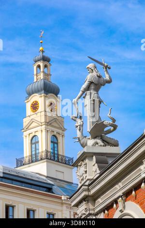 Europa, Lettonia, riga, San Michele che uccide il drago. Sullo sfondo, il municipio. Foto Stock