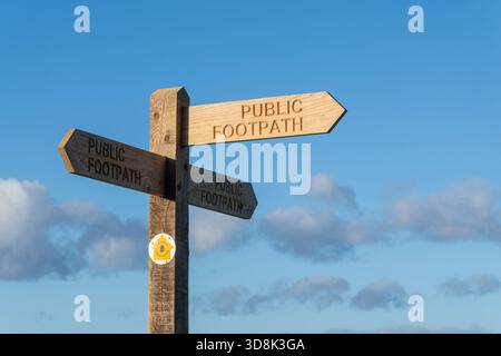 Cartello con la scritta Public Footpath, cartello in legno su King Charles III England Coast Path, accanto a Chichester Harbour, West Sussex, Inghilterra, Regno Unito Foto Stock