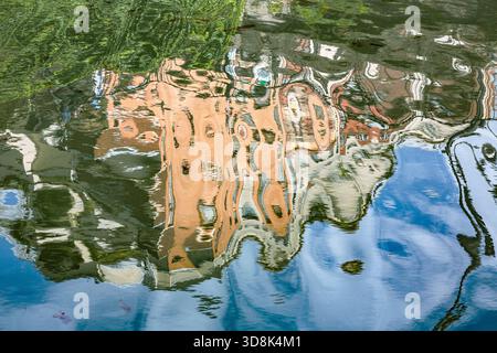 Francia, Parigi, 75, decimo arrondissement, Canal Saint-Martin, Building Reflections, luglio 2025. Foto Stock