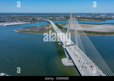 Una vista aerea mozzafiato dell'Arthur Ravenel Jr. Il ponte si estende lungo il fiume Cooper, collegando Charleston a Mount Pleasant, mostrando il suo elegante design strallato e il maestoso ambiente sul lungomare. Foto Stock