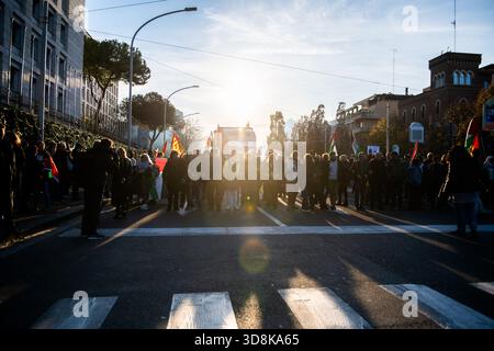 Roma, Abruzzo, Italia. 29 novembre 2025. Più di 20 mila persone marciano a Roma contro le relazioni commerciali tra Italia e Israele. Anche Francesca Albanse e Gret Thunberg hanno preso parte alla marcia. Lavoratori in marcia (immagine di credito: © Sebastiano Bacci/ZUMA Press Wire) SOLO USO EDITORIALE! Non per USO commerciale! Foto Stock