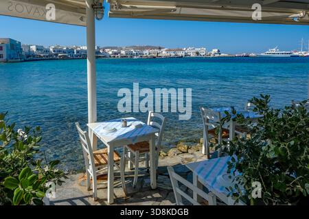 Mykonos, Cicladi, Grecia - piccola e pittoresca taverna direttamente sul lungomare, presso il porto nella città vecchia di Mykonos, Mykonos Chora. Mykonos Foto Stock