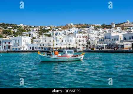 Mykonos, Cicladi, Grecia - barche da pesca ormeggiate nel vecchio porto della città di Mykonos, Mykonos Chora. Mykonos appartiene al gruppo delle isole Cicladi. Foto Stock