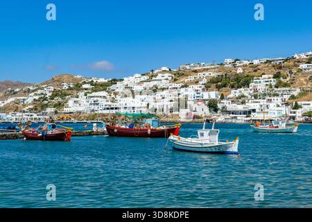Mykonos, Cicladi, Grecia - barche da pesca ormeggiate nel vecchio porto della città di Mykonos, Mykonos Chora. Mykonos appartiene al gruppo delle isole Cicladi. Foto Stock