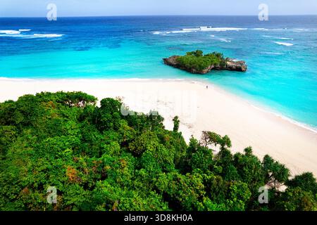 Splendida isola rocciosa e isolata spiaggia di sabbia bianca sulla costa meridionale dell'isola di sumba in indonesia Foto Stock