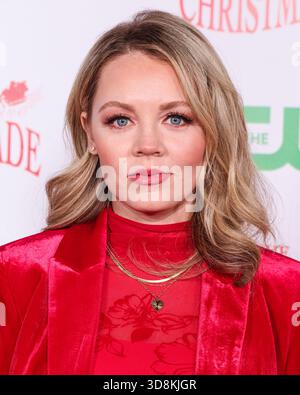 Hollywood, Stati Uniti. 1 dicembre 2025. HOLLYWOOD, LOS ANGELES, CALIFORNIA, USA - NOVEMBRE 30: Sarah Reeves arriva alla 93a sfilata annuale di Natale di Hollywood con il Gran Marshal Luke Wilson per sostenere Marine Toys for Tots tenutasi su Hollywood Boulevard il 30 novembre 2025 a Hollywood, Los Angeles, California, Stati Uniti. (Foto di Xavier Collin/Image Press Agency) credito: Image Press Agency/Alamy Live News Foto Stock