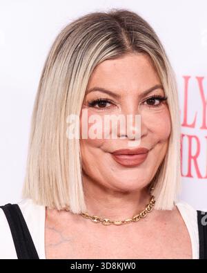 HOLLYWOOD, LOS ANGELES, CALIFORNIA, USA - NOVEMBRE 30: L'attrice, autrice e personaggio televisivo americano Tori Spelling arriva alla 93a sfilata annuale di Natale di Hollywood con il Grand Marshal Luke Wilson per sostenere Marine Toys for Tots tenutasi su Hollywood Boulevard il 30 novembre 2025 a Hollywood, Los Angeles, California, Stati Uniti. (Foto di Xavier Collin/Image Press Agency) Foto Stock