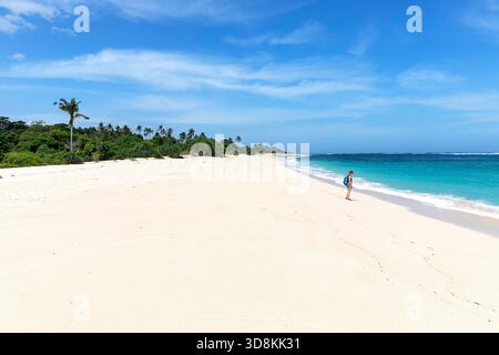 Spettacolare spiaggia di sabbia bianca di Marosi sulla costa meridionale dell'isola di Sumba in Indonesia, isolata, acqua turchese, passeggiata turistica su una spiaggia Foto Stock