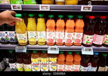 succo in un negozio di alimentari Foto Stock