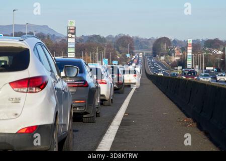 Auto bloccate in ingorghi stradali a causa di un incidente sull'autostrada M1 al di fuori di lisburn Services nell'irlanda del Nord Foto Stock