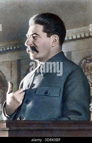 Anni '40 Archivio storico Olycom/Lapresse Iosif Vissarionovic Stalin, (Gori, 18 dicembre 1878 – Mosca, 5 marzo 1953), è stato un rivoluzionario, politico e militare sovietico che governò l'Unione Sovietica dopo la morte di Lenin, reggendo la carica di segretario generale del PCUS dal 1922 e instaurando una dittatura che durò fino alla morte nel 1953. Georgiano di umili origini, Stalin visse una giovinezza avventurosa come attivista rivoluzionario socialista, prima di assumere un ruolo importante di dirigente all'interno della fazione bolscevica del Partito operaio Socialdemocratico Russo g Foto Stock