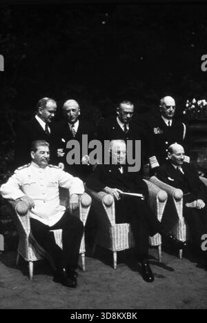 Anni '40 Archivio storico Olycom/Lapresse Iosif Vissarionovic Stalin, (Gori, 18 dicembre 1878 – Mosca, 5 marzo 1953), è stato un rivoluzionario, politico e militare sovietico che governò l'Unione Sovietica dopo la morte di Lenin, reggendo la carica di segretario generale del PCUS dal 1922 e instaurando una dittatura che durò fino alla morte nel 1953. Georgiano di umili origini, Stalin visse una giovinezza avventurosa come attivista rivoluzionario socialista, prima di assumere un ruolo importante di dirigente all'interno della fazione bolscevica del Partito operaio Socialdemocratico Russo g Foto Stock