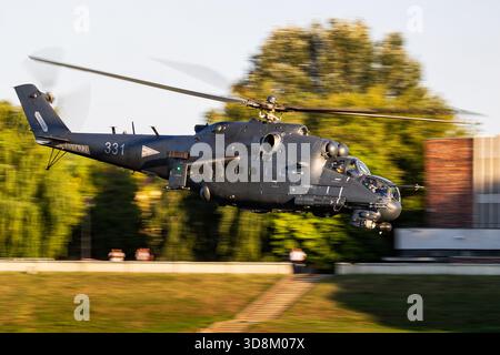Szolnok, Ungheria - 20 agosto 2019: Elicottero d'attacco dell'Aeronautica militare ungherese MIL mi-24 Hind. Operazioni di volo. Aviazione militare. Attacco aereo. Foto Stock