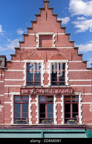 Bruges, Belgio - 19 maggio 2023: Facciata di una casa tradizionale colorata sulla piazza del mercato (Grote Markt) Foto Stock