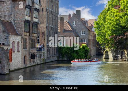 Bruges, Belgio - 19 maggio 2023: Veduta da Mariabrug (Ponte di Maria) di Rosary Quay (Rozenhoedkaai) dal canale d'acqua Dijver Canal. Foto Stock