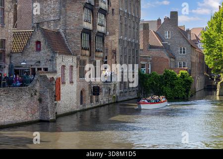 Bruges, Belgio - 19 maggio 2023: Veduta da Mariabrug (Ponte di Maria) di Rosary Quay (Rozenhoedkaai) dal canale d'acqua Dijver Canal. Foto Stock