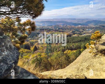 Vista dalla piattaforma di osservazione sul monte Krasnoe Solnyshko. Parco nazionale della città di Kislovodsk Foto Stock