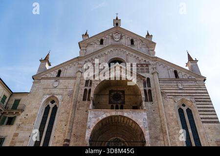 La Cattedrale di Verona, conosciuta anche come il Duomo di Verona, presenta intricati dettagli architettonici e un orologio mozzafiato. Foto Stock