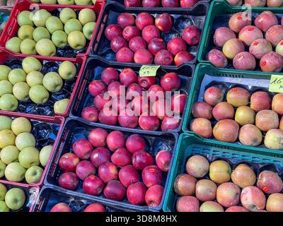 Mele fresche in uno stand di frutta in un mercato” Foto Stock