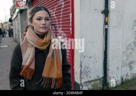 Jingle Bell Heist è un film del 2025 diretto da Michael Fimognari, scritto da Abby McDonald e interpretato da Olivia Holt, Connor Swindells, Lucy Punch e Peter Serafinowicz. Foto Stock