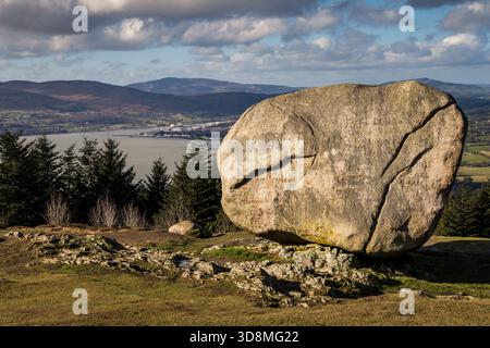 Splendida vista sul Carlingford Lough dal Kilbroney Park a Rostrevor County Dawn, Irlanda del Nord, Regno Unito Foto Stock