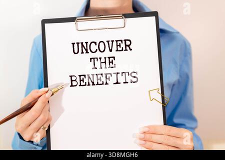 Scopri i vantaggi - testo scritto sul notebook su un tavolo di legno con penna caffè e bicchieri. Foto Stock