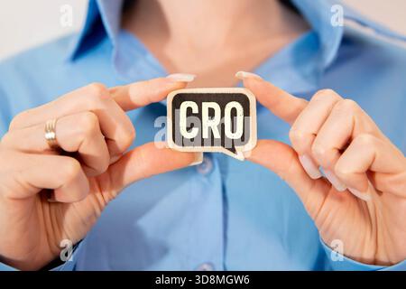 C'è un quaderno con la parola CRO. È l'abbreviazione di Contract Research Organization come immagine accattivante. Foto Stock
