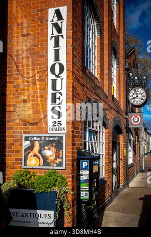 Gwiydir St Cambridge - caffetteria Hot Numbers e negozi di antiquariato nella Old Dales Brewery su Gwydir Street Cambridge, fuori Mill Road Cambridge. Foto Stock