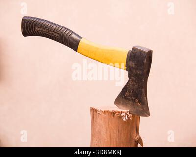 Piccola ascia su tronchi di legno Foto Stock