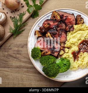 Succosa bistecca di manzo con salsa di funghi e purè di patate Foto Stock